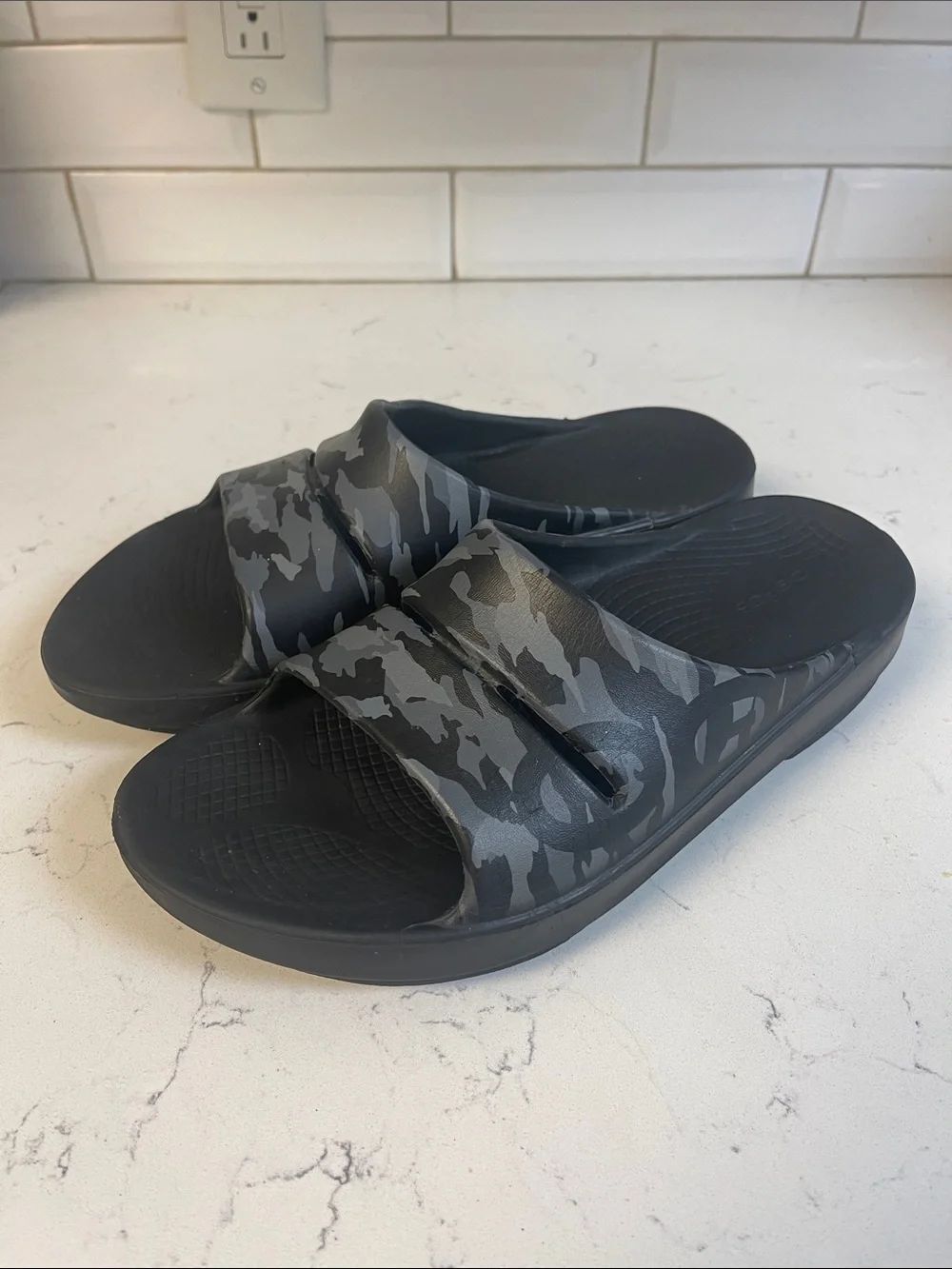 Oofos OOahh MEN'S SPORT SLIDE Black Grey Camo Size 9